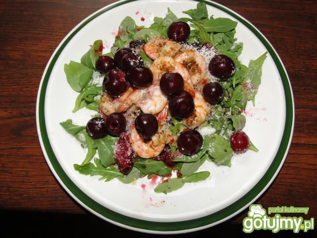 Krewetki z sosem wiśniowym na rukoli