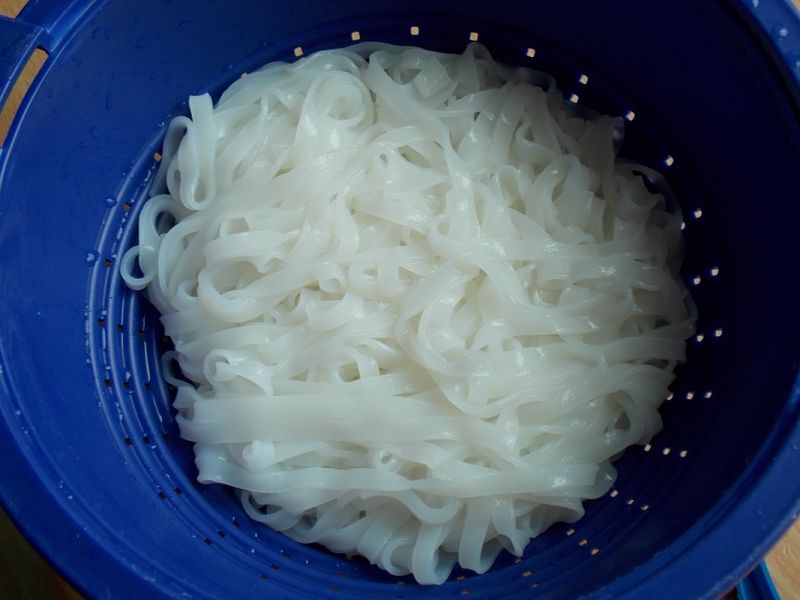 Krewetki ze szpinakiem i makaronem ryżowym