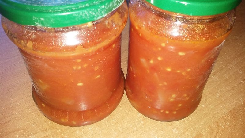 Krojone pomidory bez skórki z cebulą (na zimę) Krojone pomidory bez skórki z cebulą (na zimę)