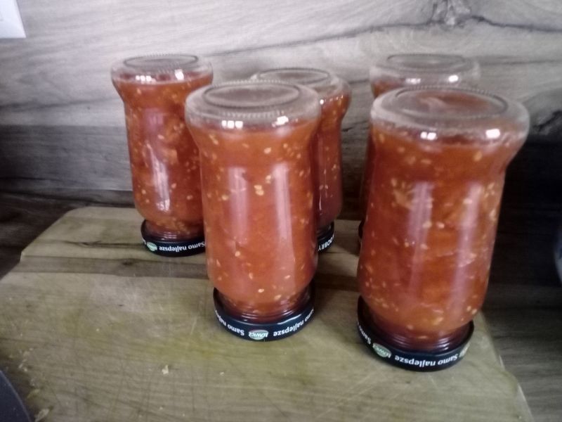 Krojone pomidory w słoikach