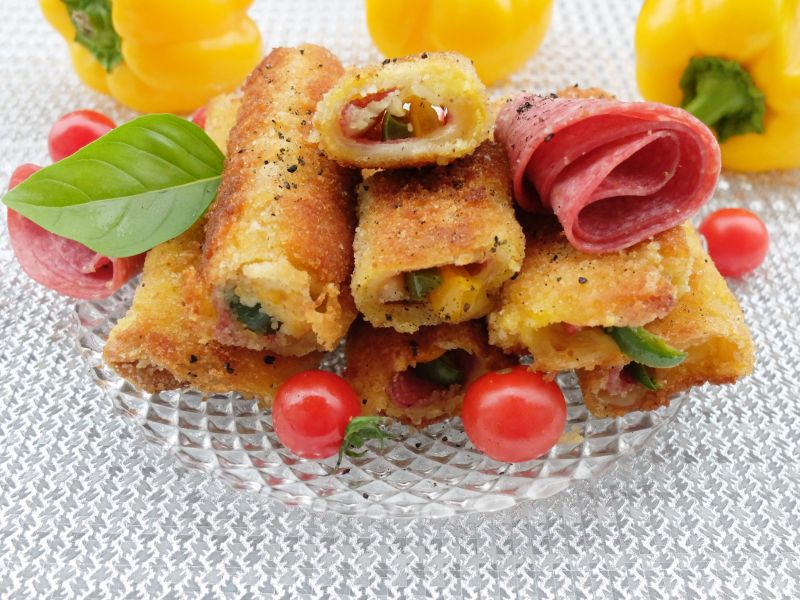 Krokiety z chleba tostowego - ser, salami, papryka