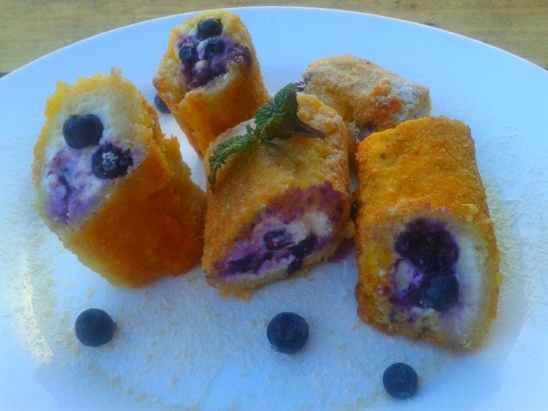 Krokiety z chleba tostowego z jagodami i serem