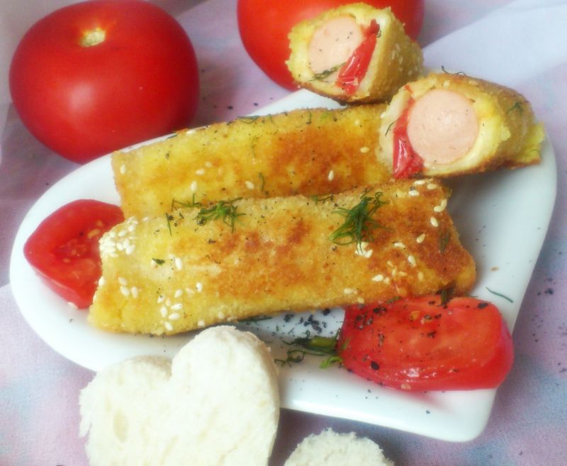 Krokiety z chleba tostowego z parówkami i sezamem Krokiety z chleba tostowego z parówkami i sezamem