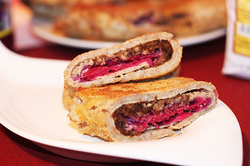 Krokiety z mięsem ,śliwką i sałatką