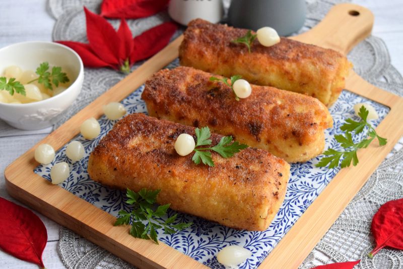 Krokiety z mięsem z rosołu i marynowaną cebulką Krokiety z mięsem z rosołu i marynowaną cebulką