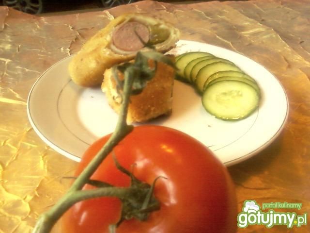 Krokiety z parówką i ogórkiem kiszonym. 