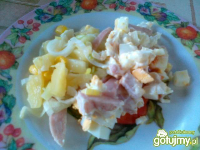 Królewska sałatka z ananasem - warstwowa