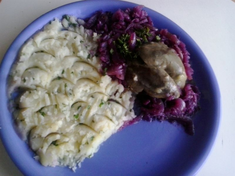 Królicza wątróbka z czerwoną kapustą i ziemniakami Królicza wątróbka z czerwoną kapustą i ziemniakami