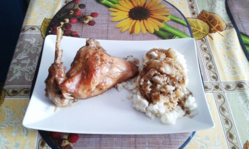 Królik duszony w sosie cebulowym