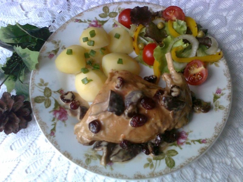 Królik duszony w winie z żurawiną i grzybami Królik duszony w winie z żurawiną i grzybami