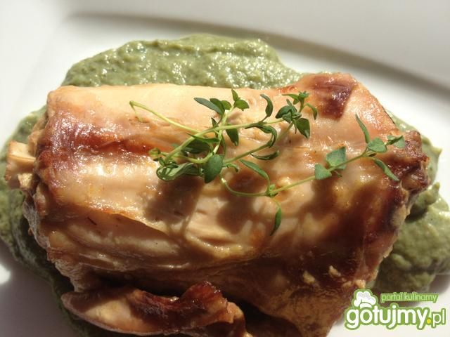 Królik na delikatnym szpinaku. Królik na delikatnym szpinaku.