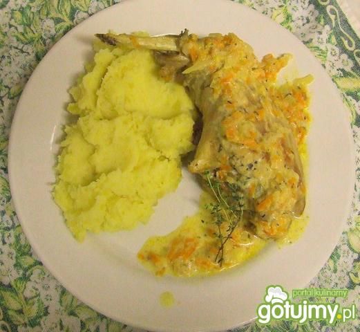 Królik na warzywach w śmietanie