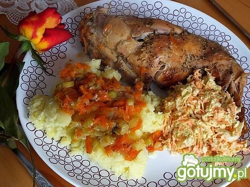 Królik pieczony z warzywami