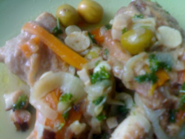 Krolik w bialym winie z oliwkami.