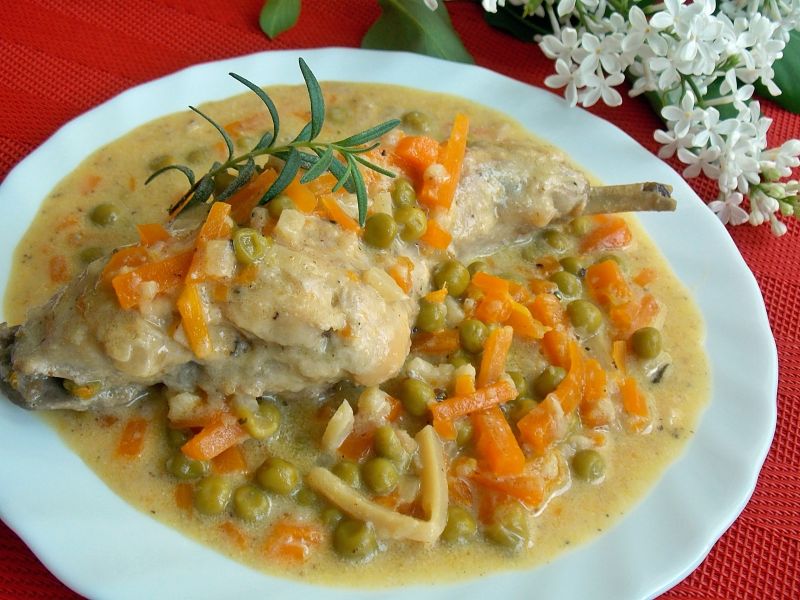 Królik w marchewce z groszkiem