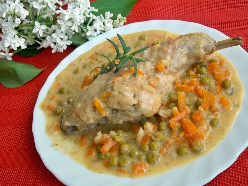 Królik w marchewce z groszkiem