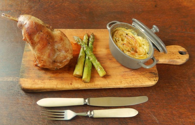 Królik w rozmarynie z ziemniaczaną gratin  Królik w rozmarynie z ziemniaczaną gratin