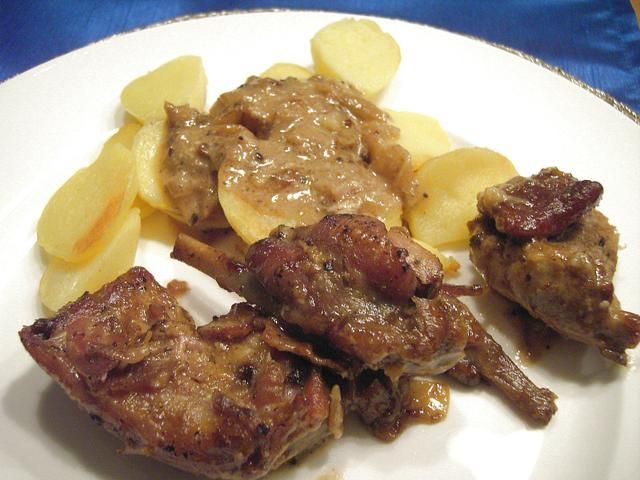 Królik w smietanie, z grzybami