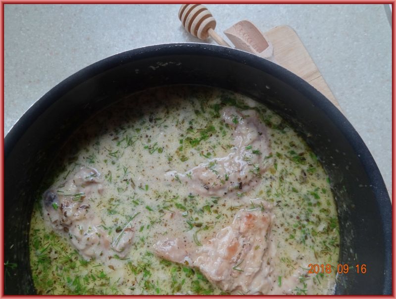 Królik w sosie koperkowym z ziołami prowansalskimi