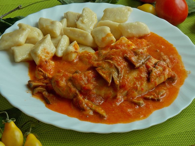 Królik w sosie paprykowym