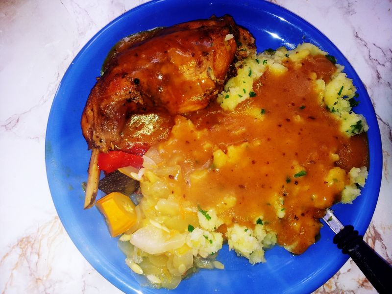 Królik w sosie z ciemnych winogron wg. Irenki Królik w sosie z ciemnych winogron wg. Irenki