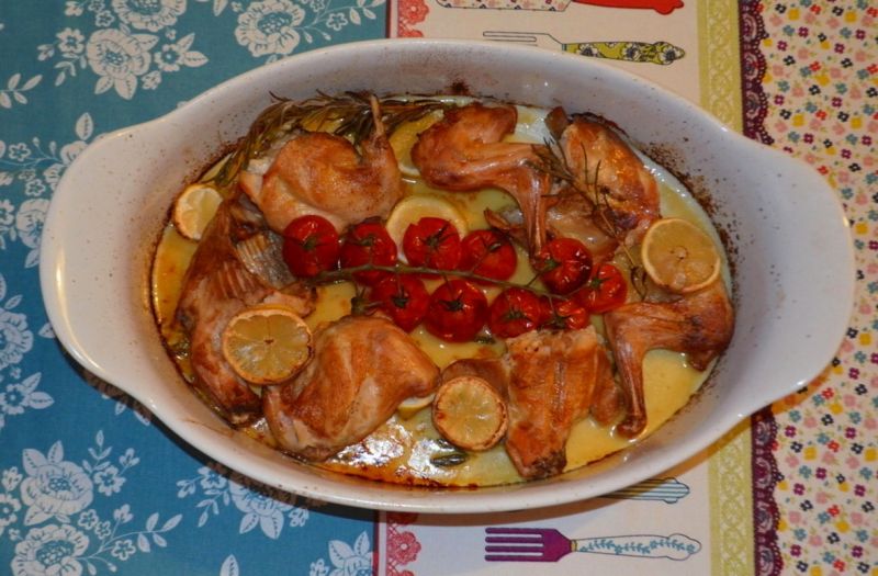 Królik w winie, cytrynie i rozmarynie 