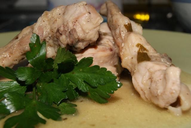 Królik z czosnkiem w białym winie