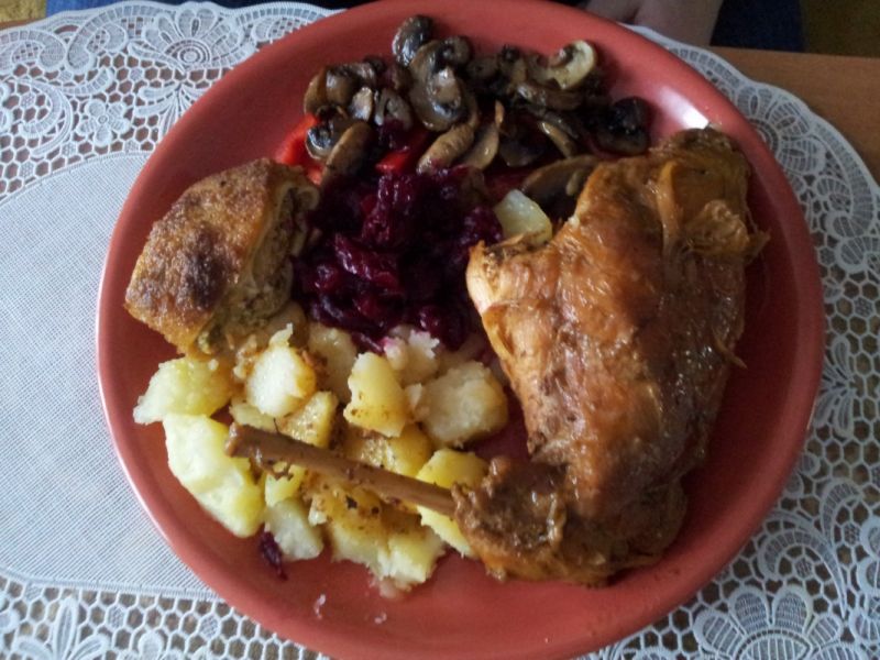 Królik z dodatkami ćwikłą i pieczarkami