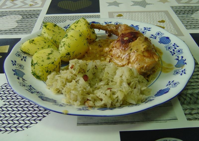 Królik z porem w sosie musztardowym  