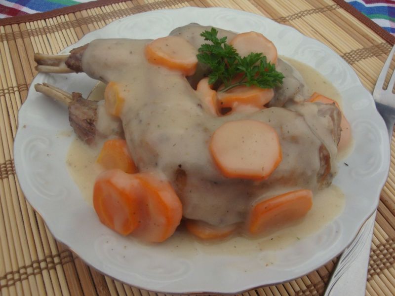 Królik z sosem i marchewką