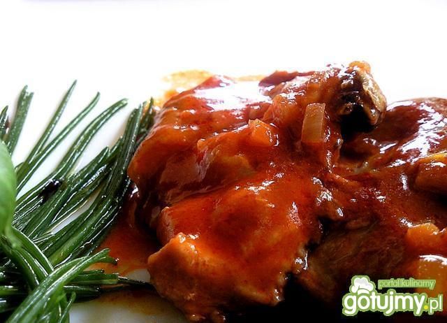 Królik z warzywami w sosie pomidorowym