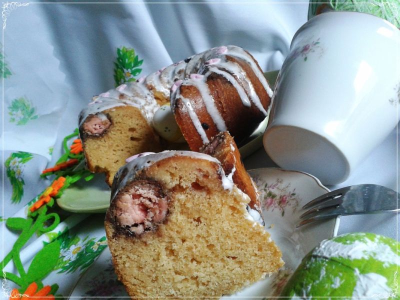 Krówkowa babka z pralinkową koroną Krówkowa babka z pralinkową koroną