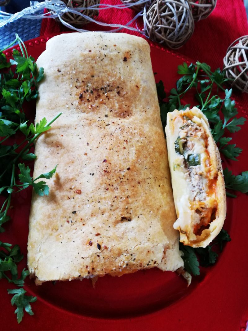 Krucha rolada z mięsem mielonym i ogórkami