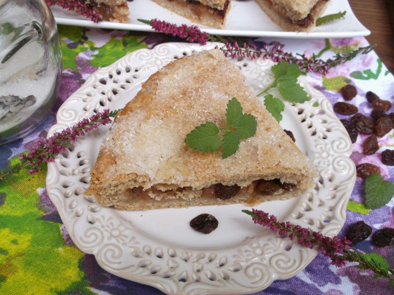 Krucha szarlotka z cynamonem i rodzynkami