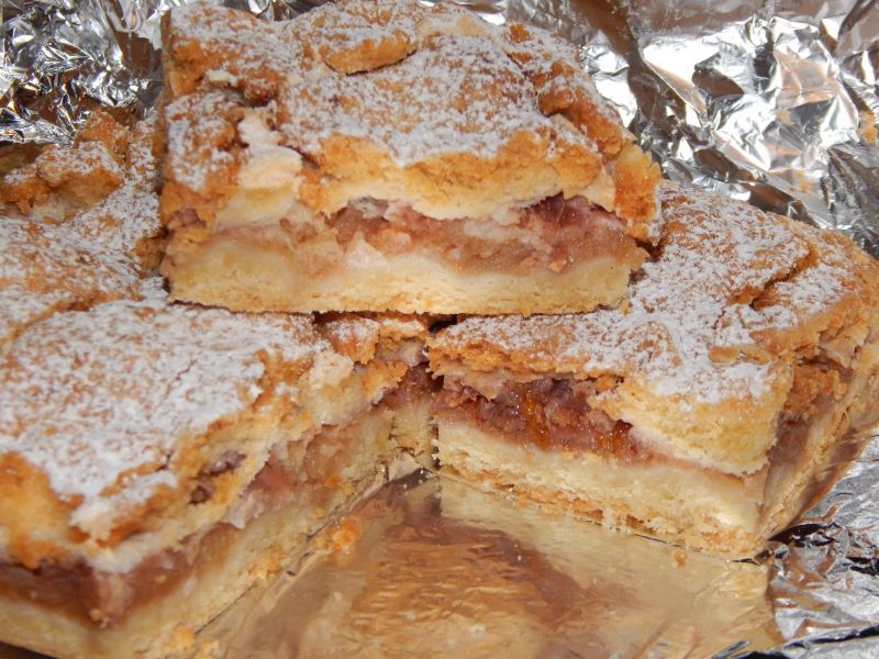 Krucha szarlotka z pigwą i gruszkami