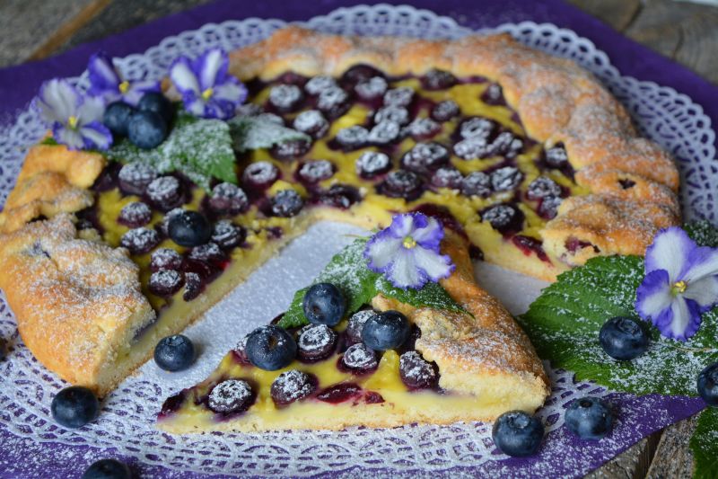 Krucha tarta budyniowa ze świeżymi borówkami