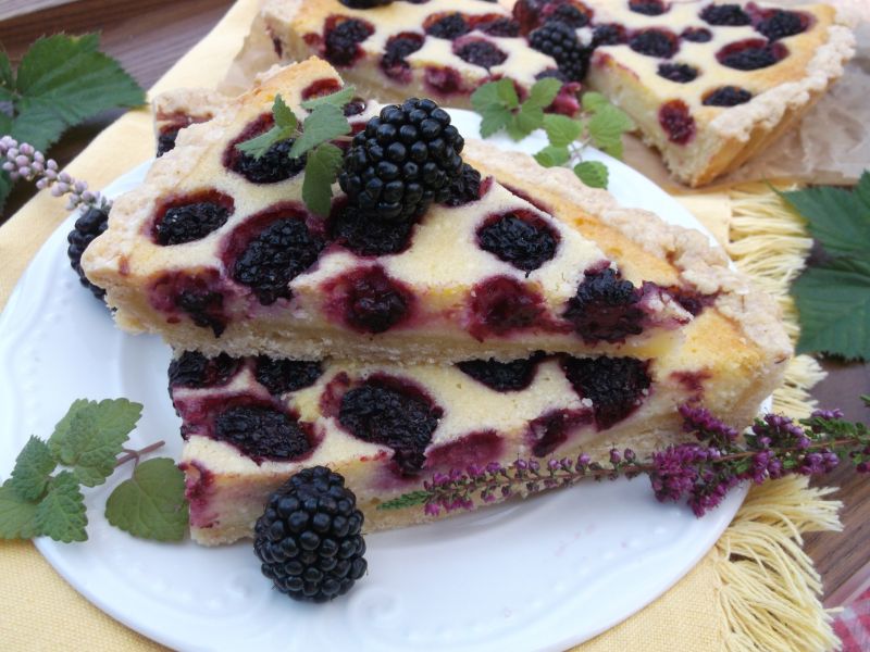 Krucha tarta serowa z jeżynami Krucha tarta serowa z jeżynami
