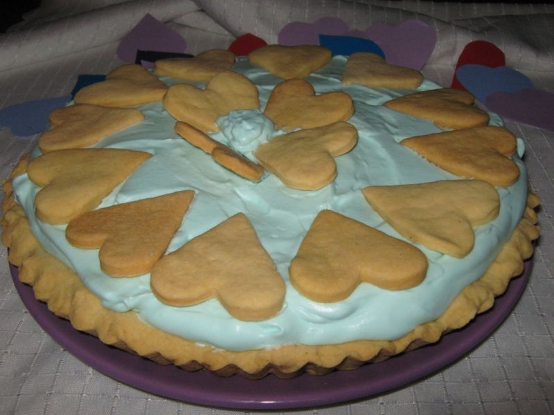Krucha tarta z bitą śmietaną i serduszkami Krucha tarta z bitą śmietaną i serduszkami