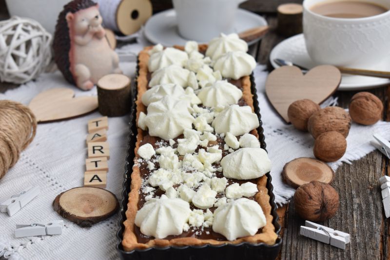 Krucha tarta z kremem czekoladowym i bezikami
