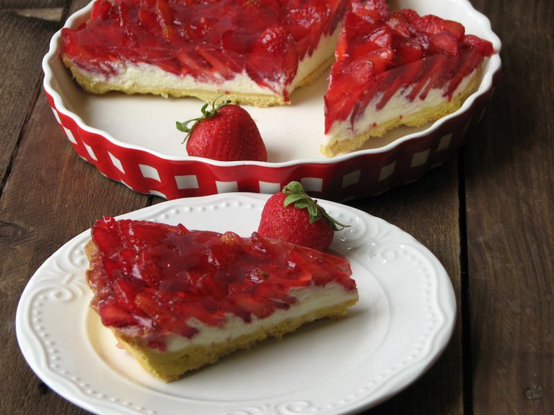 Krucha tarta z kremem i truskawkami