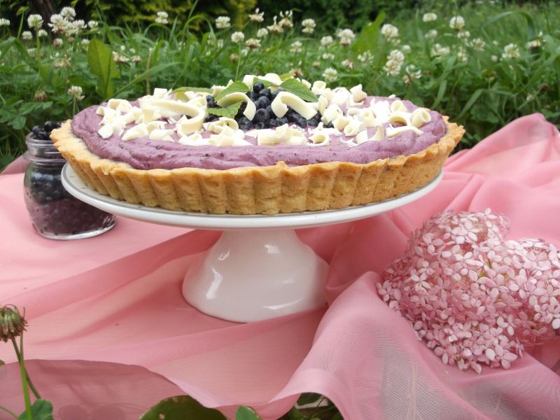 Krucha tarta z kremem śmietankowo - jagodowym