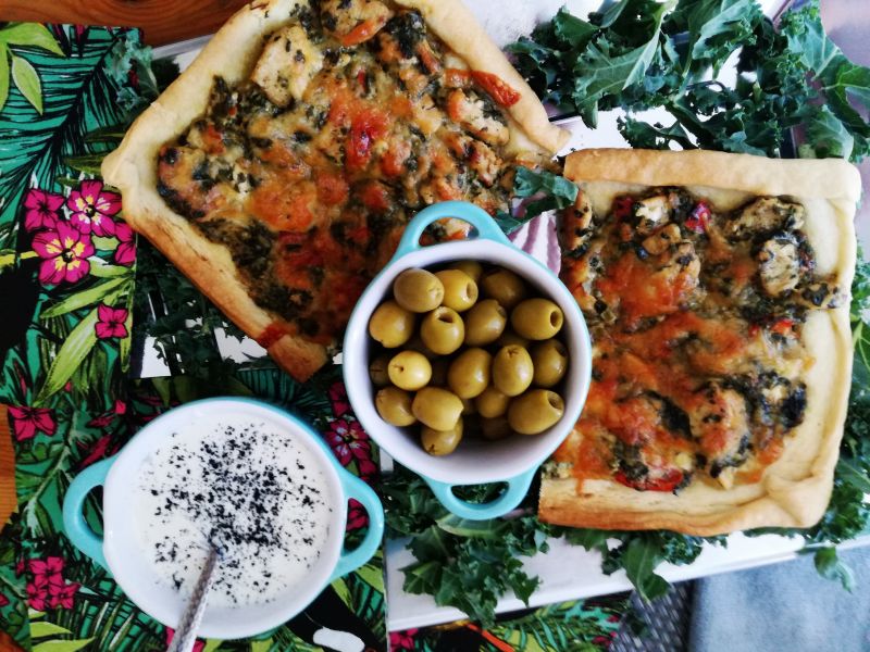 Krucha tarta z kurczakiem, szpinakiem i fetą 