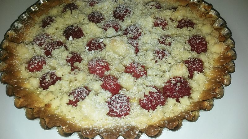 Krucha tarta z malinami i kruszonką