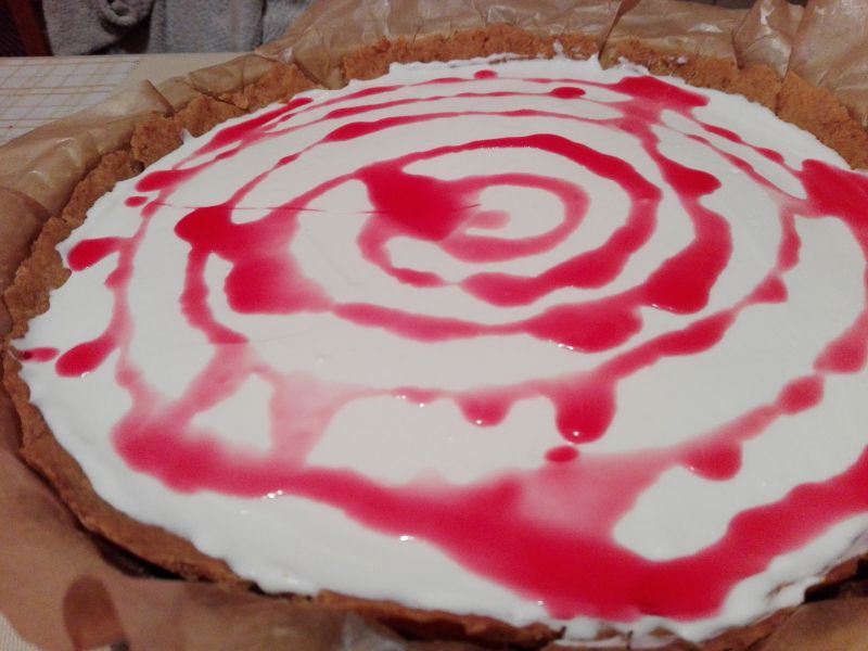 Krucha tartą z malinową pajęczynką