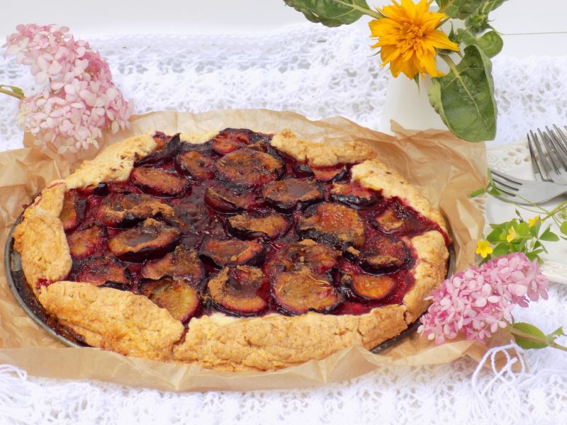 Krucha tarta ze śliwkami i cynamonem