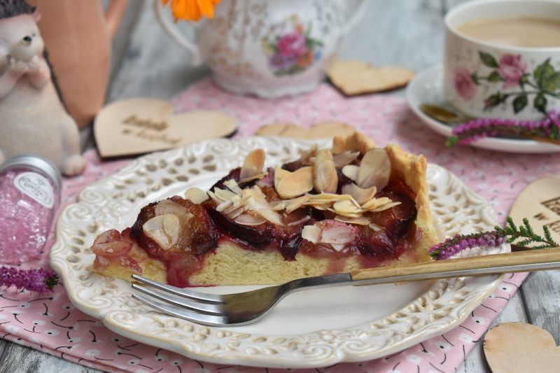 Krucha tarta ze śliwkami i płatkami migdałowymi