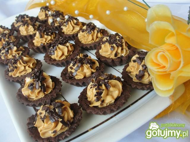 Kruche babeczki czekoladowe z kremem Kruche babeczki czekoladowe z kremem