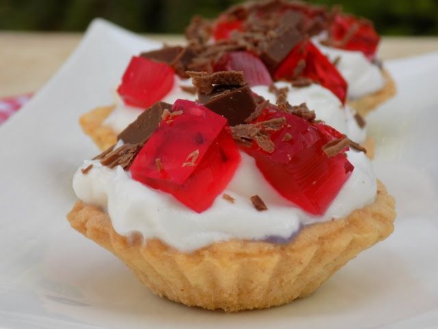 Kruche babeczki z bitą śmietaną i borówkami