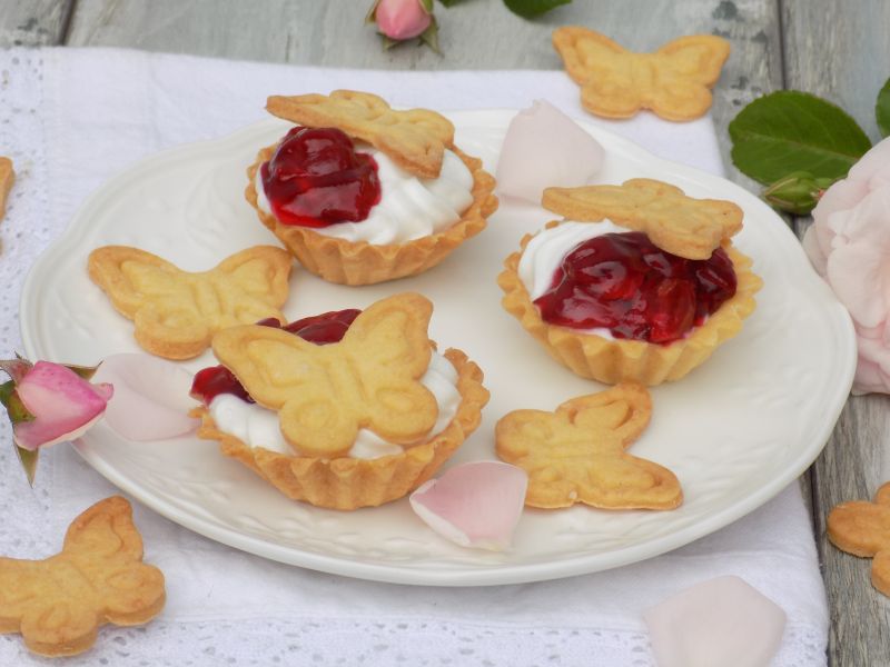 Kruche babeczki z bitą śmietaną i dżemem wiśniowym
