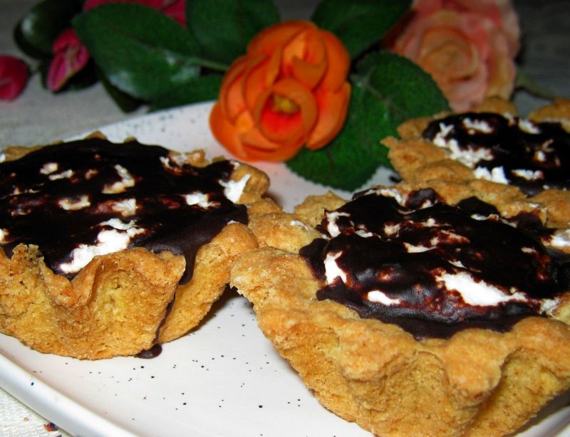 Kruche babeczki z bitą śmietaną i niespodzianką